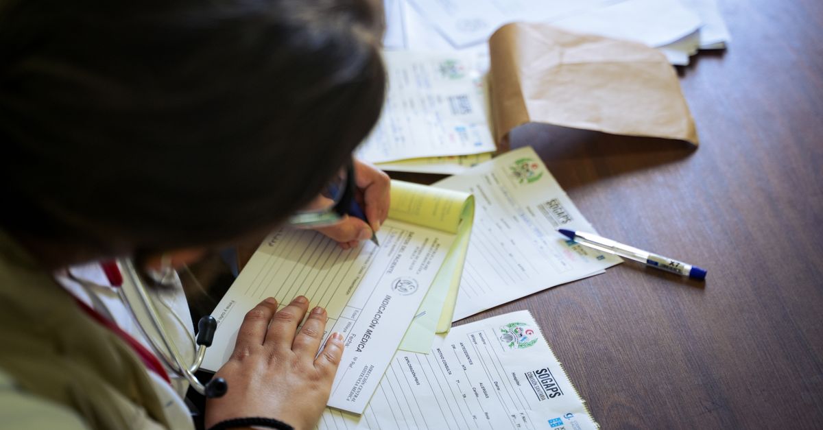 Mostrador de atención al público con formularios y documentación sobre la superficie